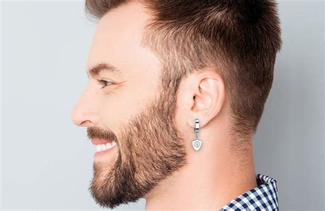 hombres con dos pendientes|Pendientes para hombres: el estilo en ambas orejas